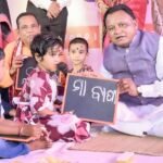 ରାଜ୍ୟସ୍ତରୀୟ ପ୍ରବେଶ ଉତ୍ସବ ଓ ଖଡିଛୁଆଁ କାର୍ଯ୍ୟକ୍ରମରେ ପିଲାଙ୍କୁ ଖଡି ଛୁଆଁଇଲେ ମୁଖ୍ୟମନ୍ତ୍ରୀ