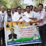 ଧର୍ମଗଡ଼:କେନାଲ ରେ ପାଣି ଯୋଗାଇବା ନେଇ କଂଗ୍ରେସ କୃଷକ ସେଲ୍ ପକ୍ଷରୁ ଦାବୀ