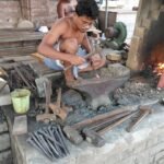 ମହାପ୍ରଭୁ ଙ୍କ ରଥ ନିର୍ମାଣ ରେ ଲାଗିଛନ୍ତି ରଥ ନିର୍ମାଣକାରି ସେବକ।