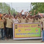 ସୁବର୍ଣ୍ଣପୁର ରେ ଡ୍ରାଇଭର ସଂଘ ତରଫରୁ ଜିଲ୍ଲାପାଳ ଓ ଆଞ୍ଚଳିକ ପରିବହନ ଅଧିକାରୀ ଙ୍କୁ ଦାବିପତ୍ର ପ୍ରଦାନ