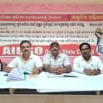 ଛାତ୍ରଛାତ୍ରୀମାନଙ୍କୁ ମୂର୍ଖ କରିବା ପାଇଁ ପ୍ରସ୍ତୁତ ତ୍ରୁଟିପୂର୍ଣ୍ଣ ପାଠ୍ୟପୁସ୍ତକକୁ ବଜର୍ନ କରନ୍ତୁ