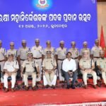 ରାଜ୍ୟ ଆରକ୍ଷୀ ମହାନିର୍ଦ୍ଦେଶକ ଶ୍ରୀ ଯୋଗେଶ ବାହାଦୁର ଖୁରାନିଆ ୫୫ ଜଣ ପୋଲିସ ଅଧିକାରୀ ଓ କର୍ମଚାରୀଙ୍କୁ ଡିଜିପି ଡିସ୍କ ପ୍ରଦାନ କରି ସମ୍ମାନିତ
